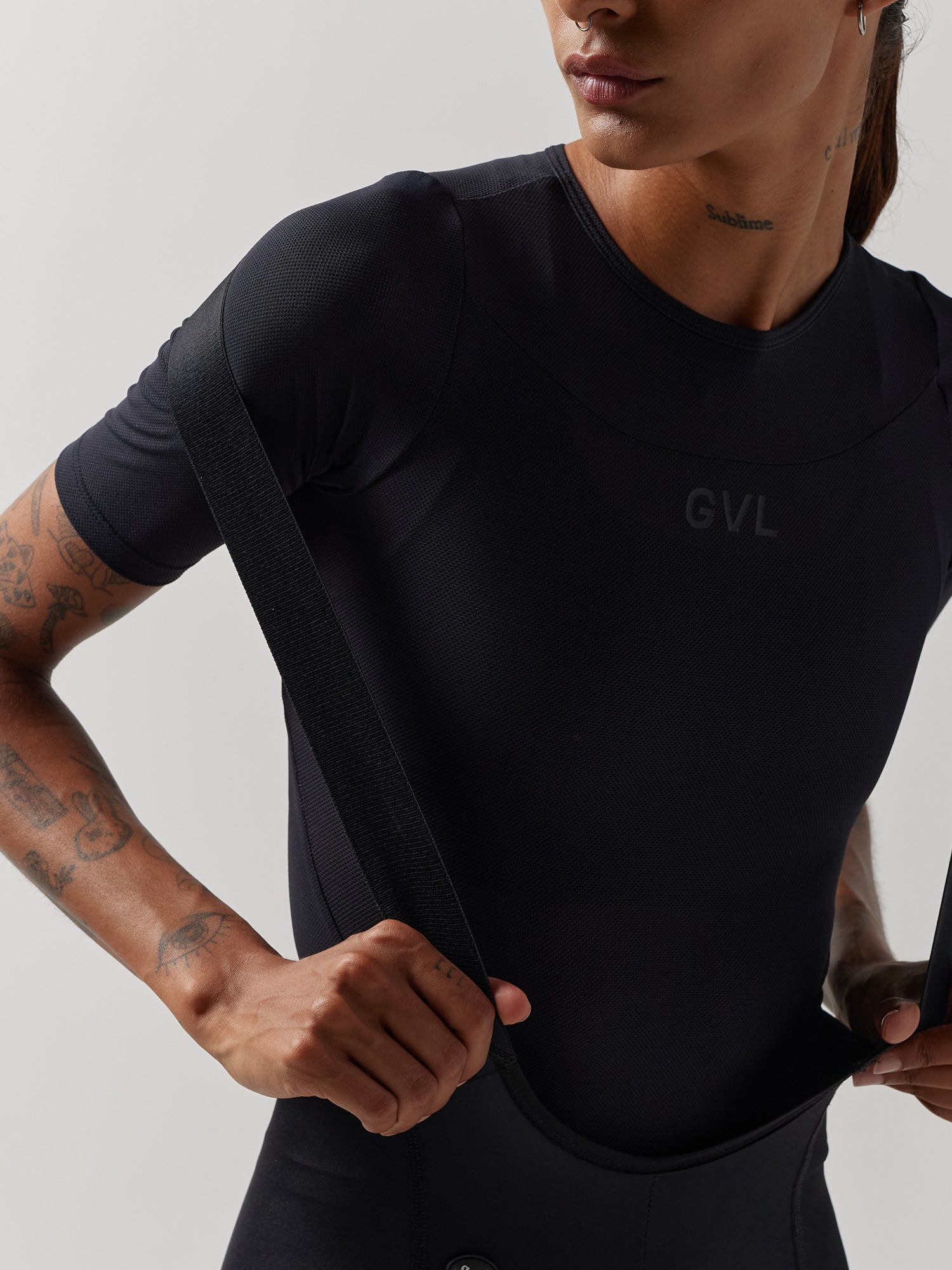 CAMISETA INTERNA ESSNTL NEGRA MUJER