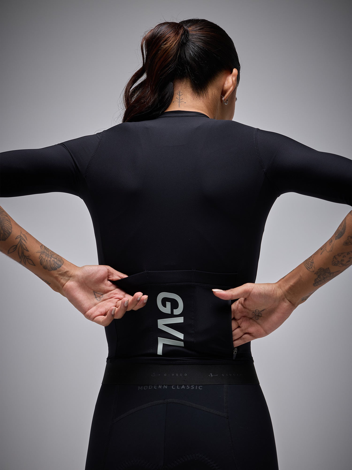 CAMISETA UNISEX MODERN CLASSIC - NEGRO