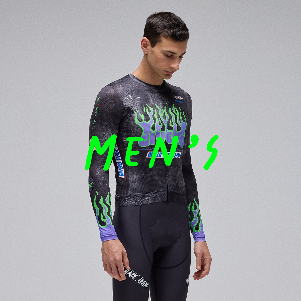 Hombre con camiseta de ciclismo manga larga GVL Race Team negra con llamas verdes y pantaloneta Givelo