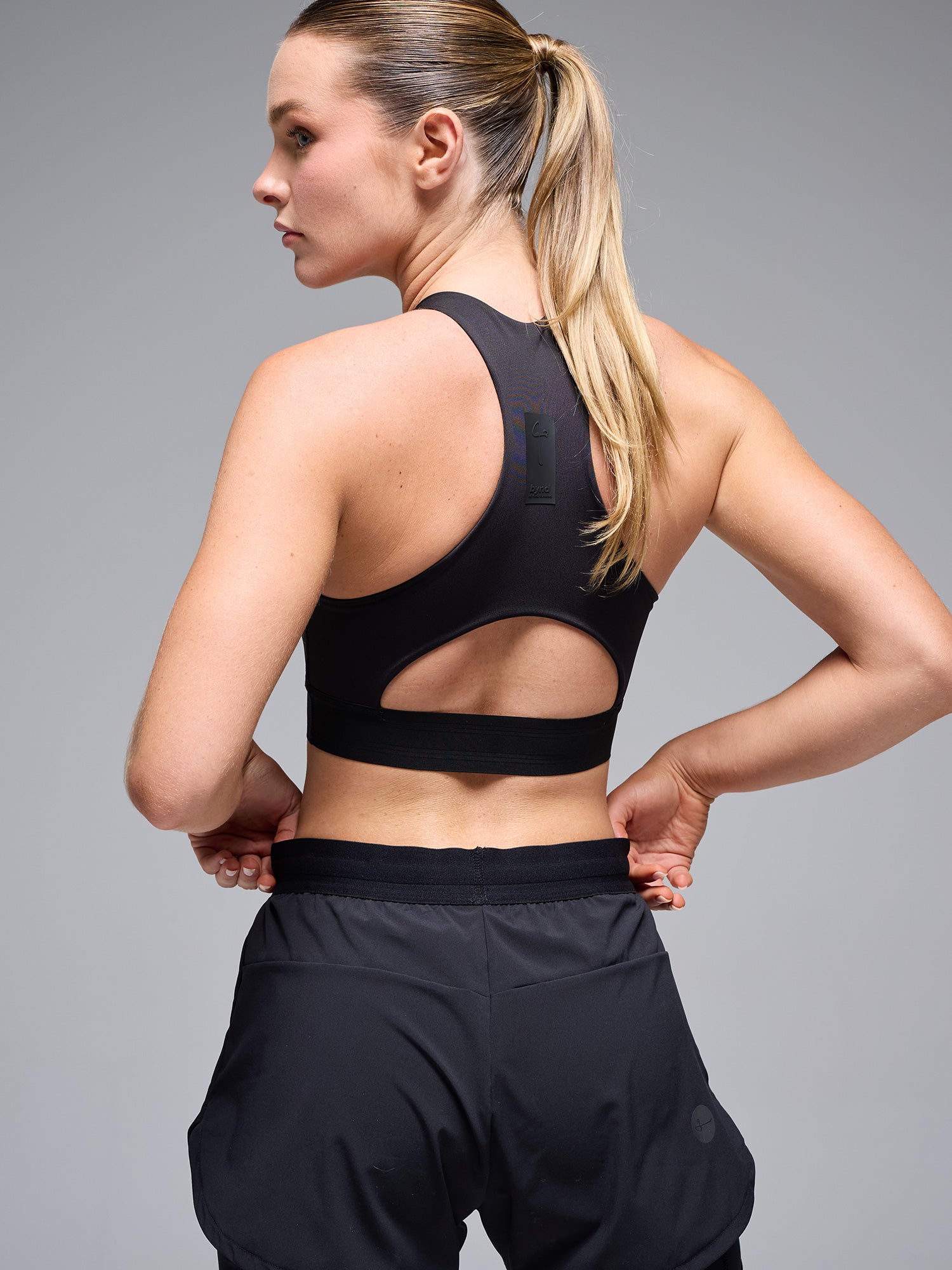 BYND TOP HALTER - NEGRO