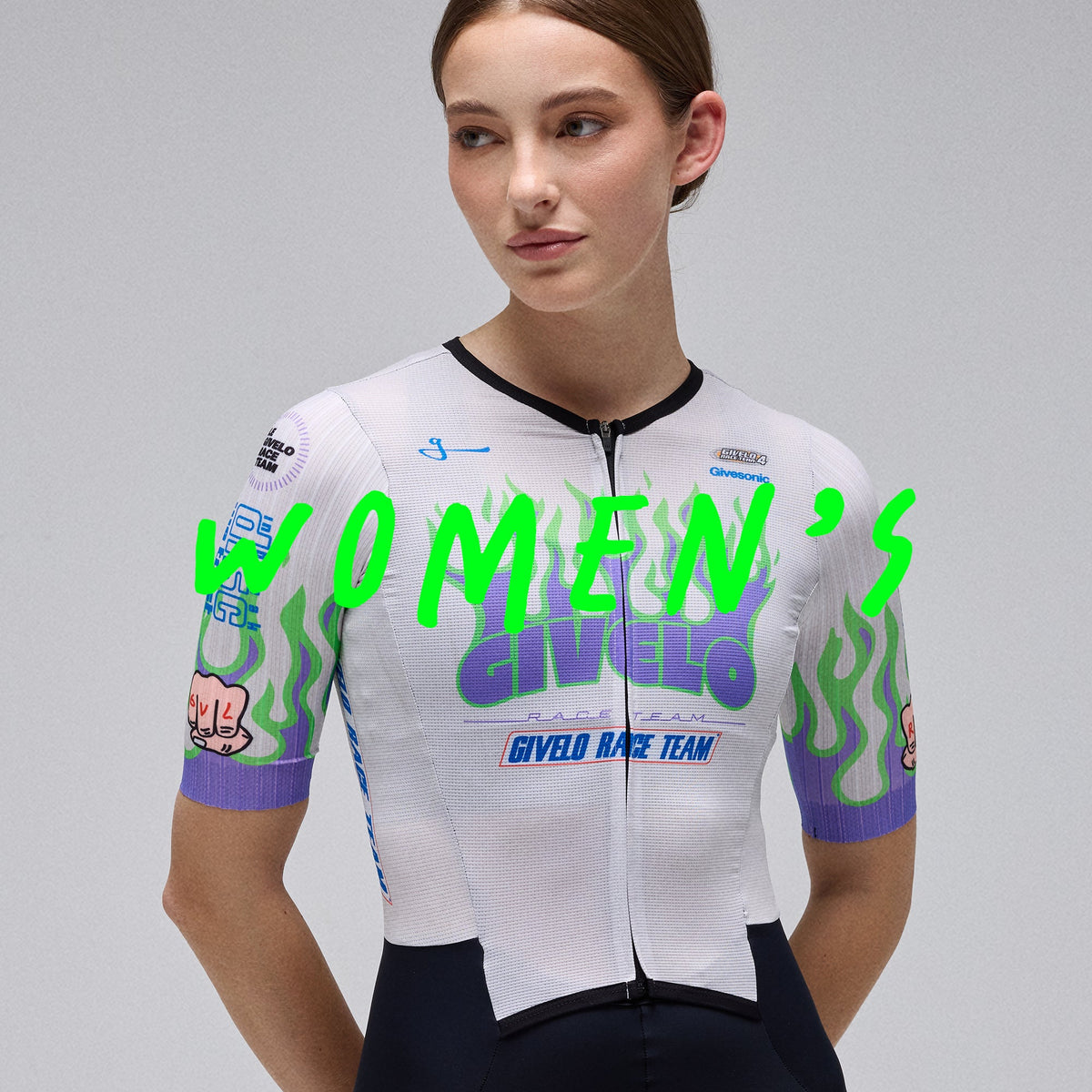 Mujer con camiseta de ciclismo GVL Race Team blanca con llamas verdes y gráficos Givelo