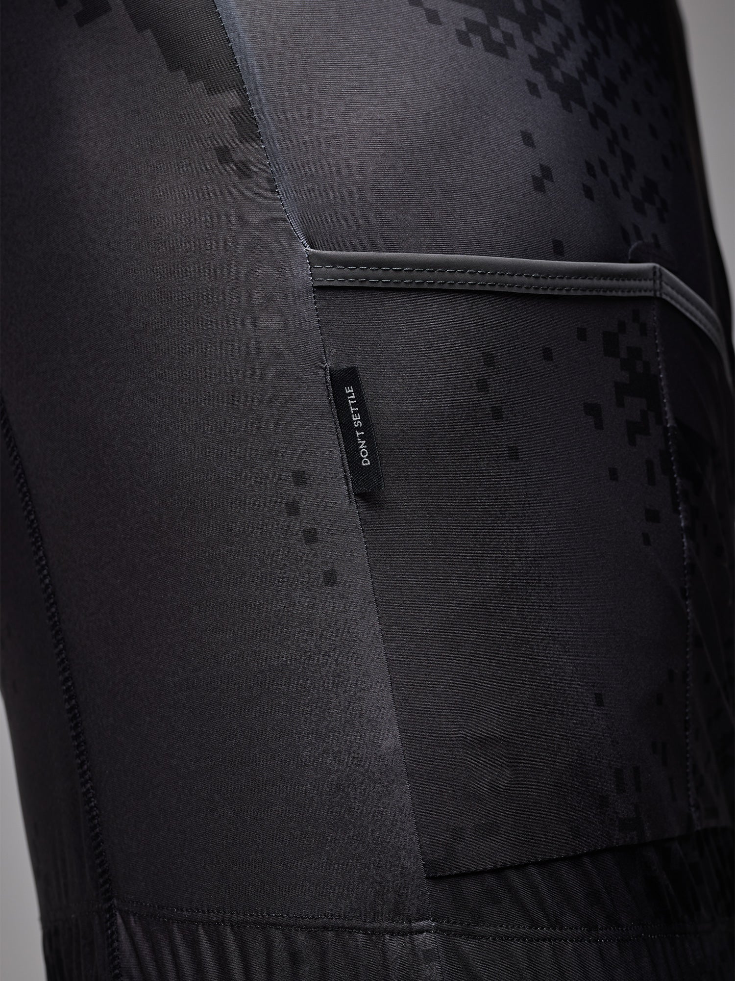 CAMISETA ESSNTL - PIXEL BLACK