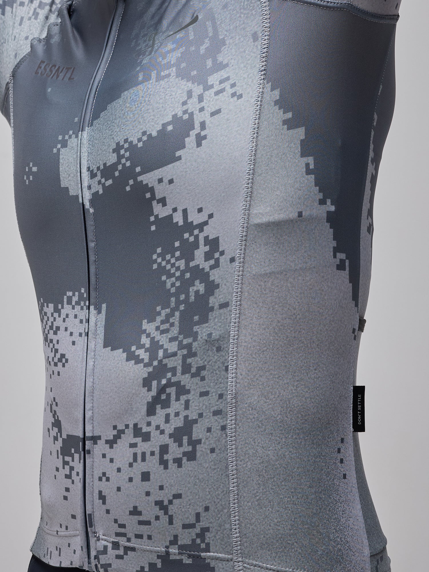 CAMISETA ESSNTL - PIXEL SLATE