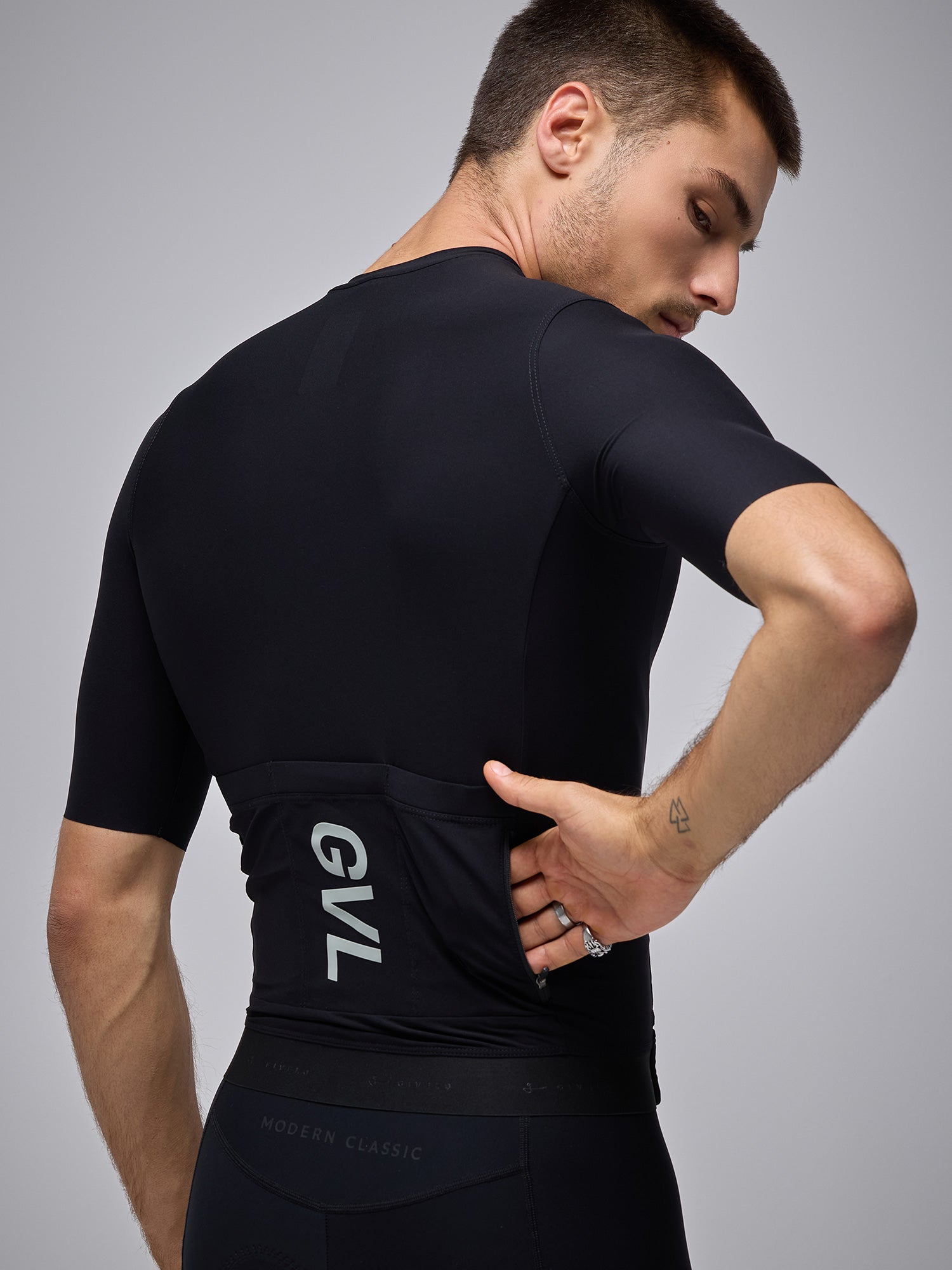 CAMISETA UNISEX MODERN CLASSIC - NEGRO